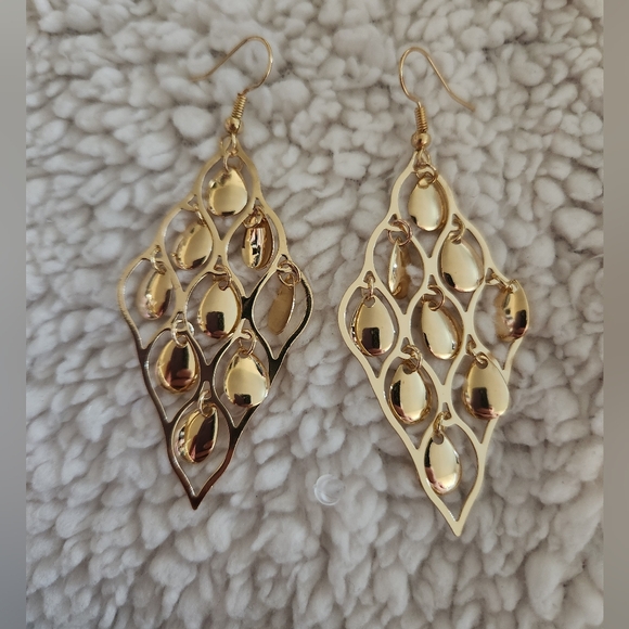 Jewelry - Cute dangly gold-tone fashion earrings